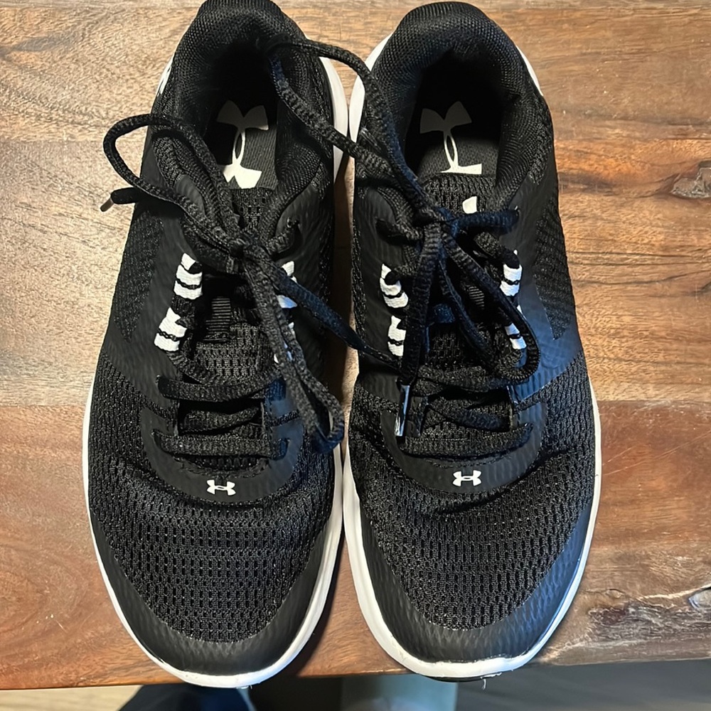 Black under armour running shoes